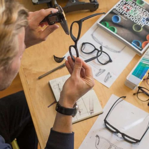 designer assembra prototipo di occhiali. Aeonvis ha implementato SAP Fashion Management Solution su HANA Enterprise Cloud per supportare la crescita globale di Kering Eyewear.