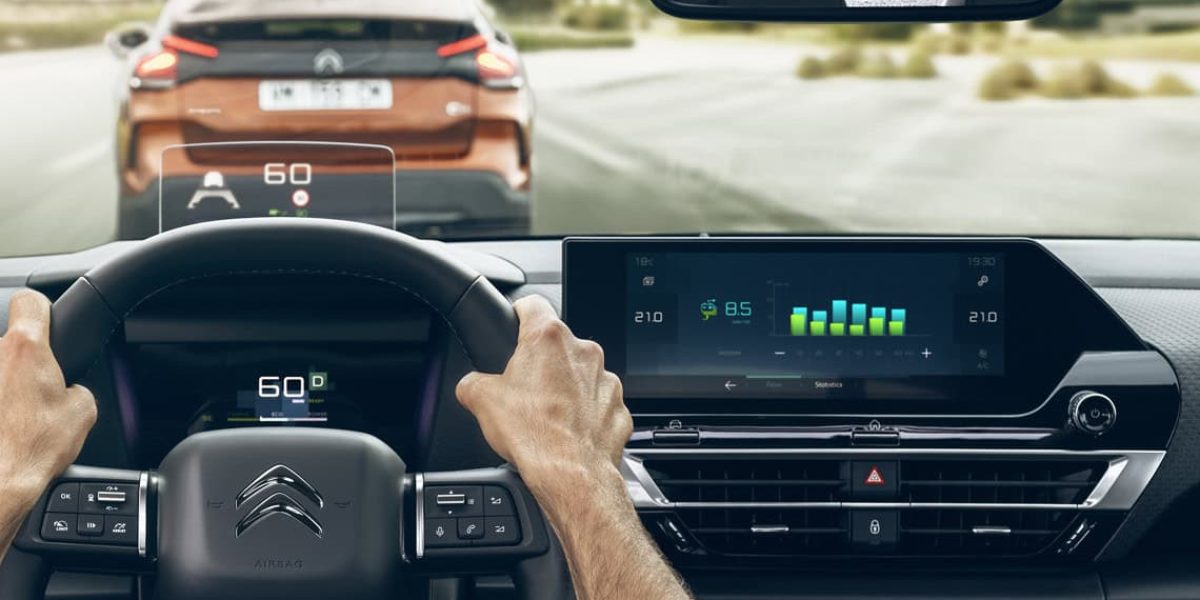 Dashboard di veicolo. Aeonvis ha supportato il programma Connected Vehicle assumendo ruoli di governance tecnica e gestionale.